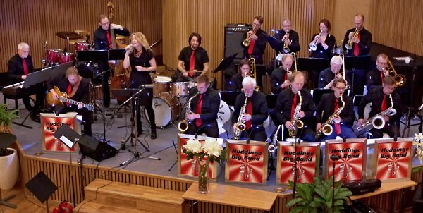 Huddinge Big Band på hemmaplan i Huddingegymnasiets aula